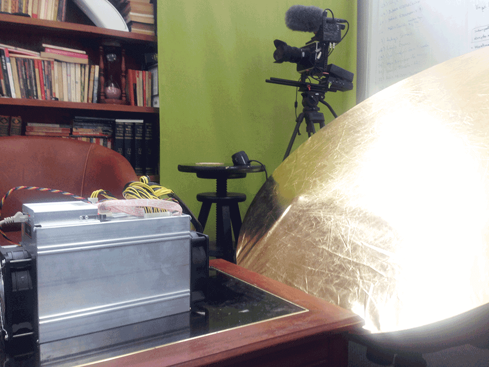 D3 novietots uz galda, un gaiss tiek novirzīts uz augšu