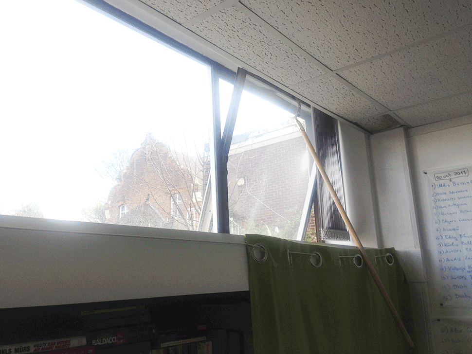 viens no 2 maniem mazajiem biroja logiem