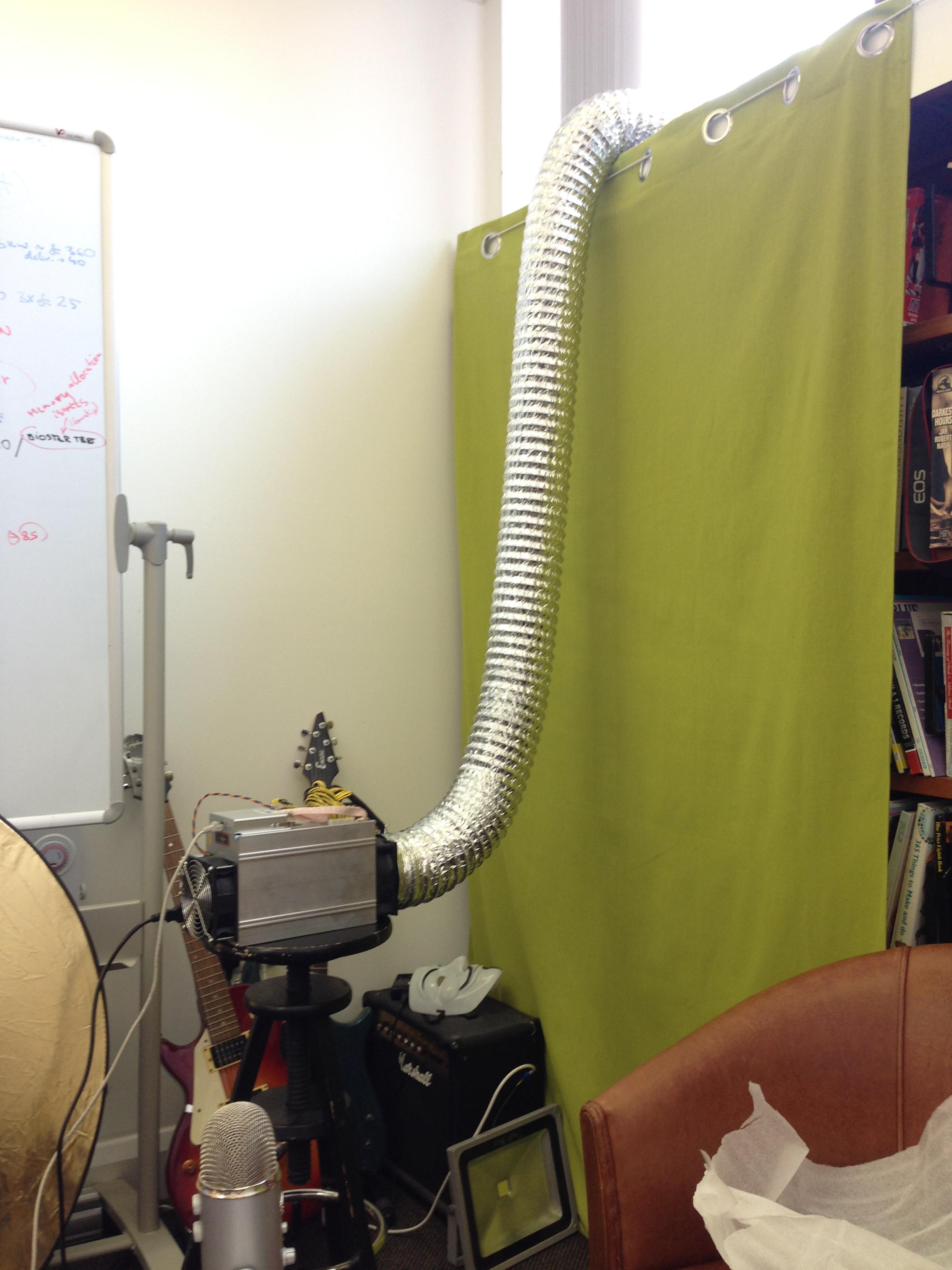 un kopā maineris ar tam uzlikto gaisa izpūtes trubu izskatās šādi