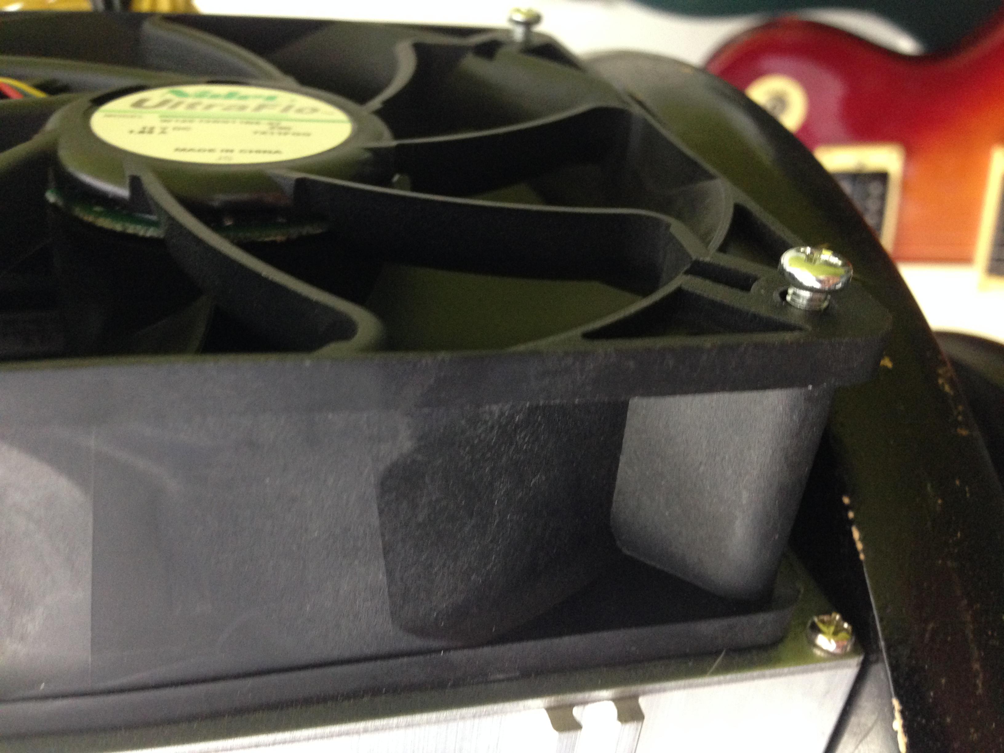 skrūves ir ļoti īsas, ar kurām ventilators piestiprināts pie mainera