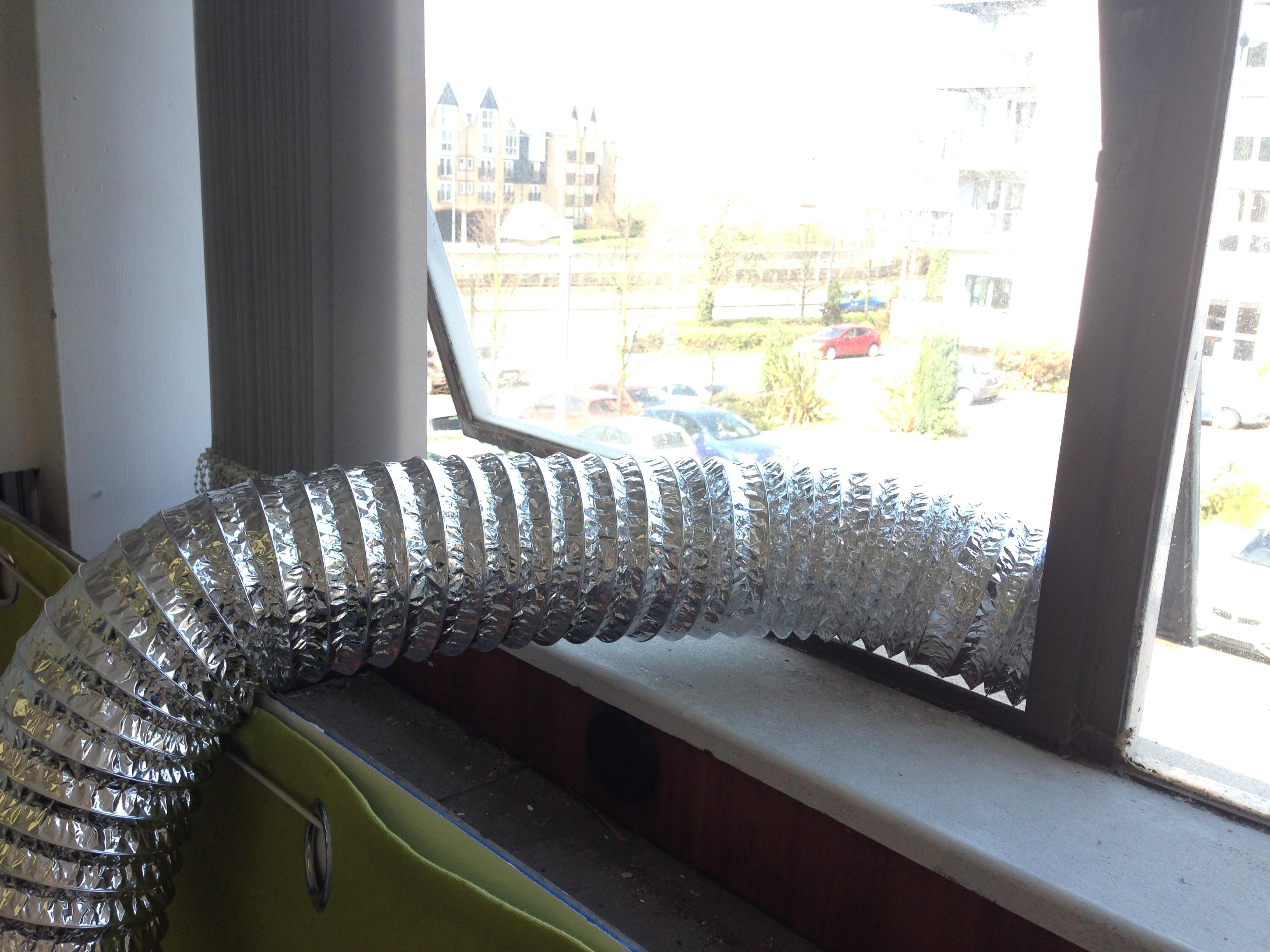 truba iet ārā pa loga apakšējo atveri