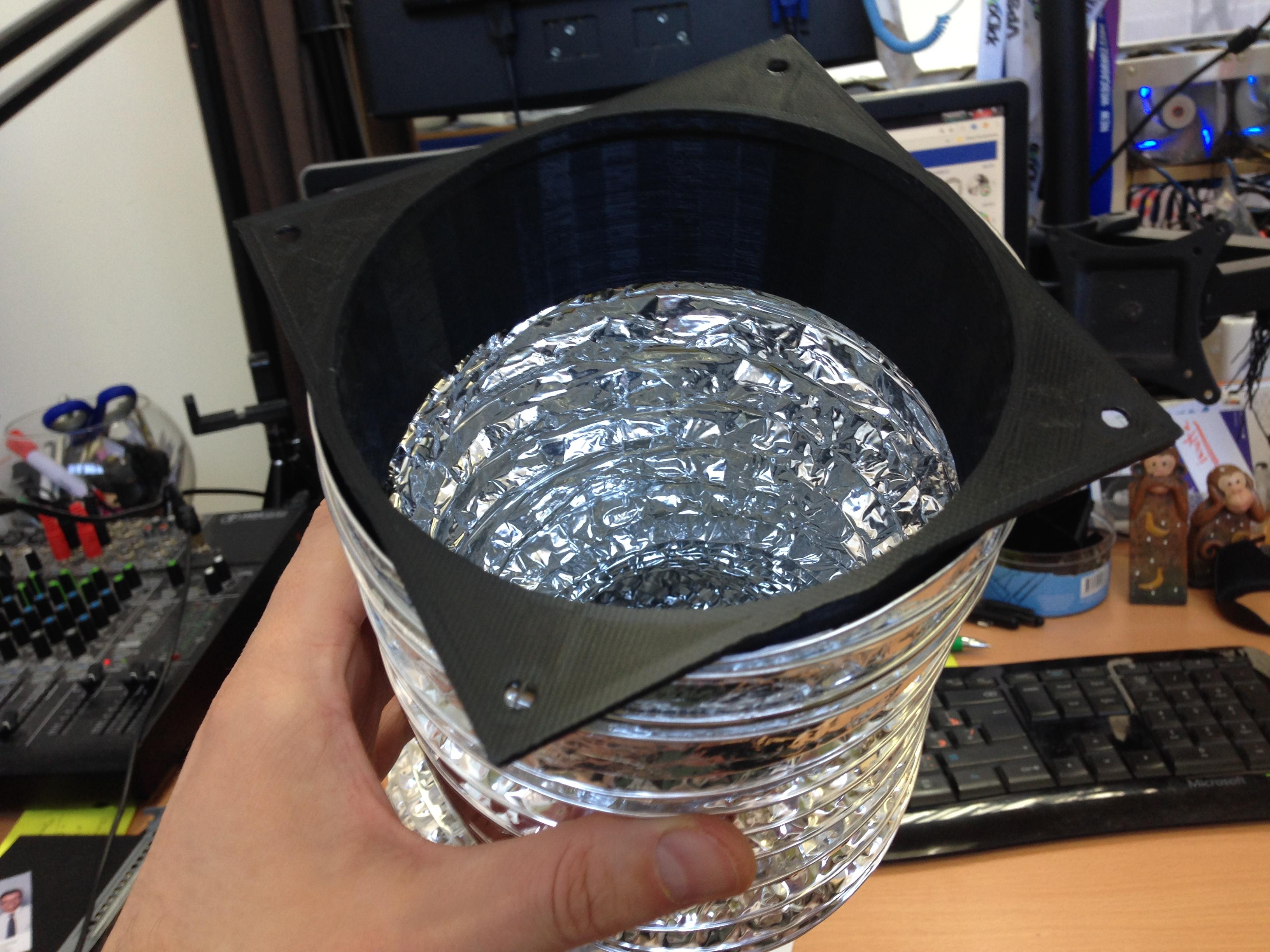 truba uzmanīgi tiek uzstūķēta uz adaptera