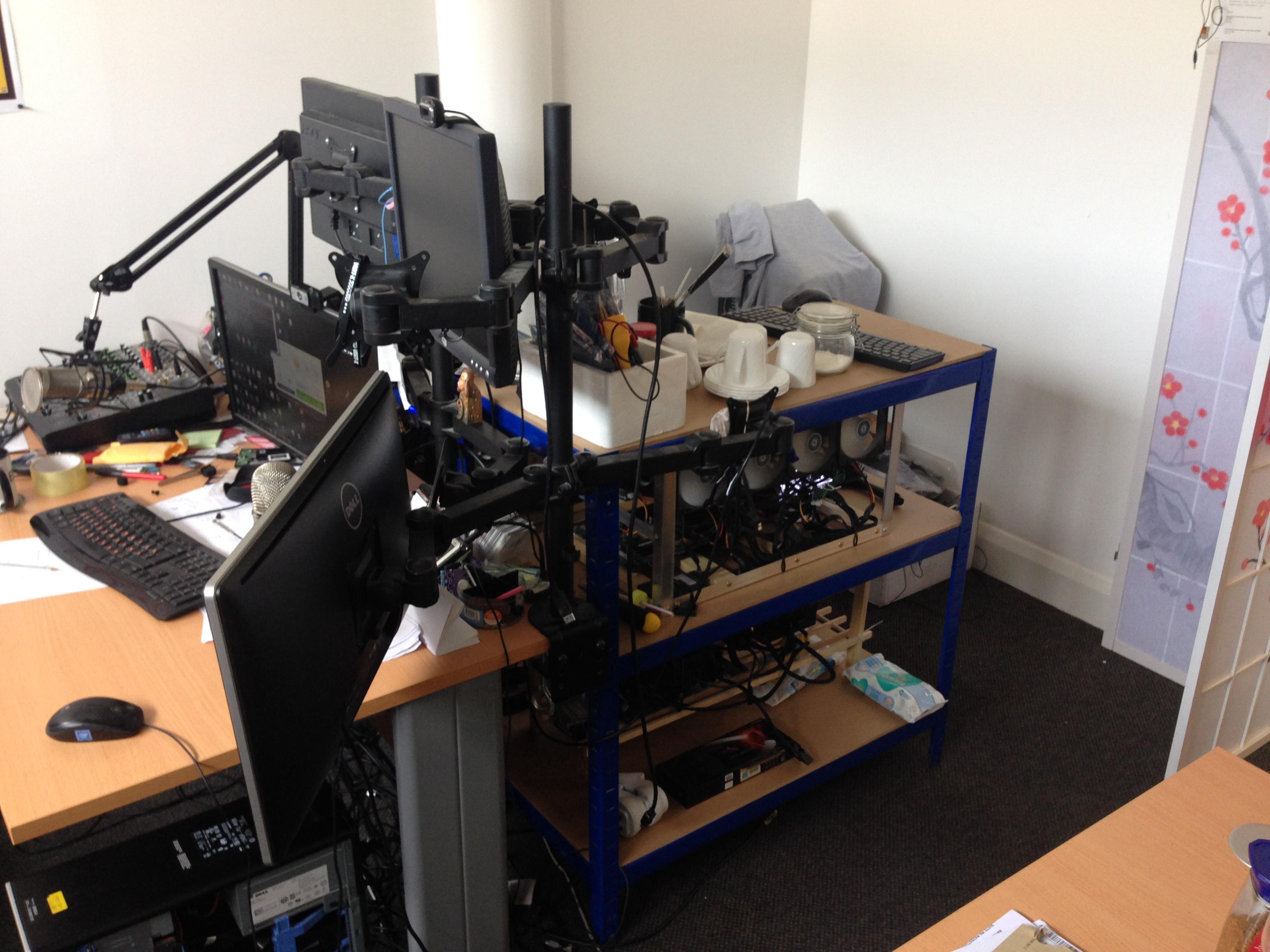 pārkārtoti maineri - plaukts izjaukts 2 vietās