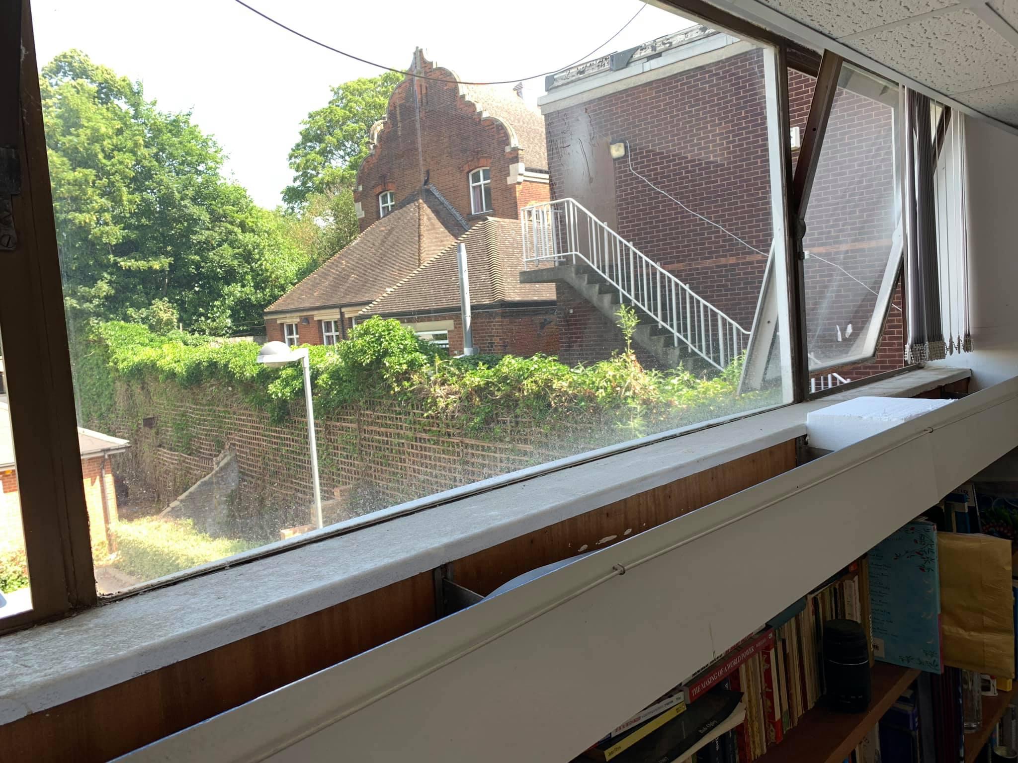 no augšas skats sekojošs, kur attālums līdz logam ir apm 30cm